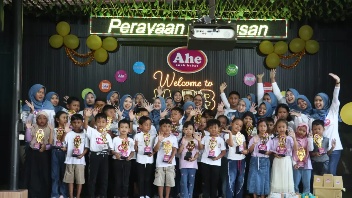 ADIB FIRLY/RADAR BLITAR
SUKSES: Sejumlah wisudawan dari AHE berhasil menyelesaikan pembelajaran hingga lulus. 
