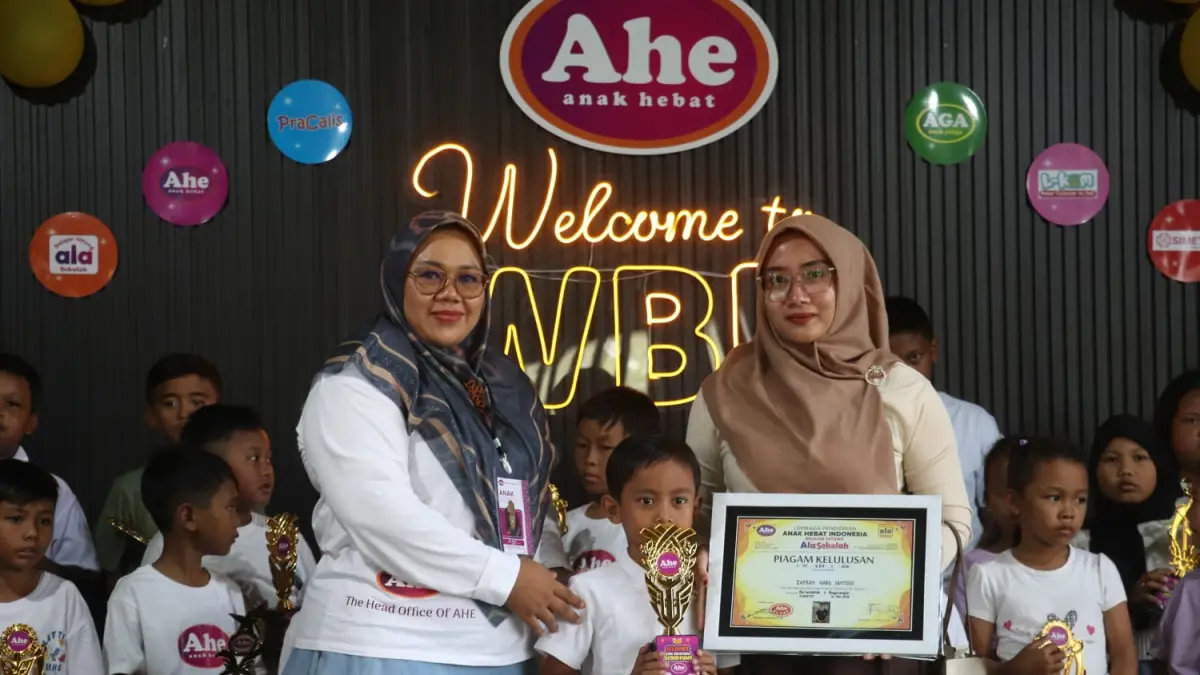 AHE Blitar memberikan apresiasi piala penghargaan kepada siswa berprestasi. 