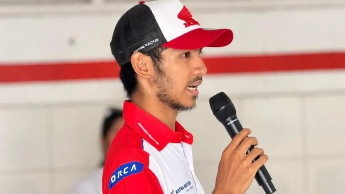 Andi Gilang nyaris tabrak Hafizh Syahrin di ARRC Malaysia! Selebrasi berbahaya Hafizh berujung sanksi Long Lap Penalty dan denda jutaan rupiah.(Pinterest)
