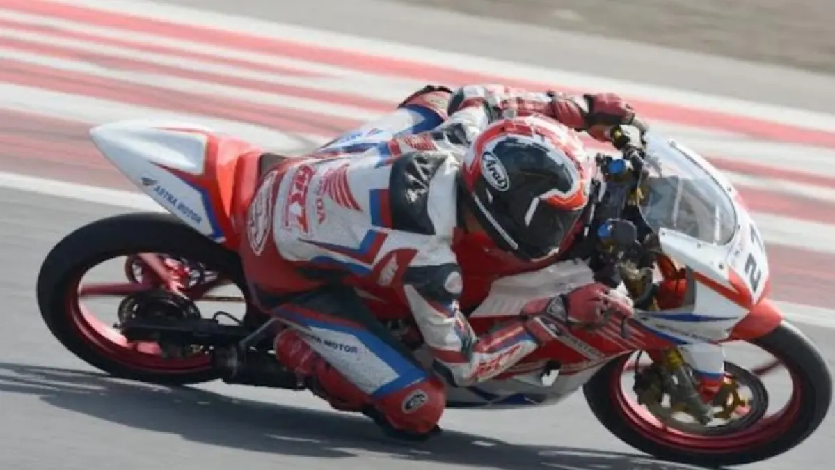 Bangga! Andi Gilang selebrasi juara ARRC Thailand di Sirkuit Mandalika. Ajak 129 rider komunitas Honda keliling lintasan rayakan kemenangan.(Pinterest)