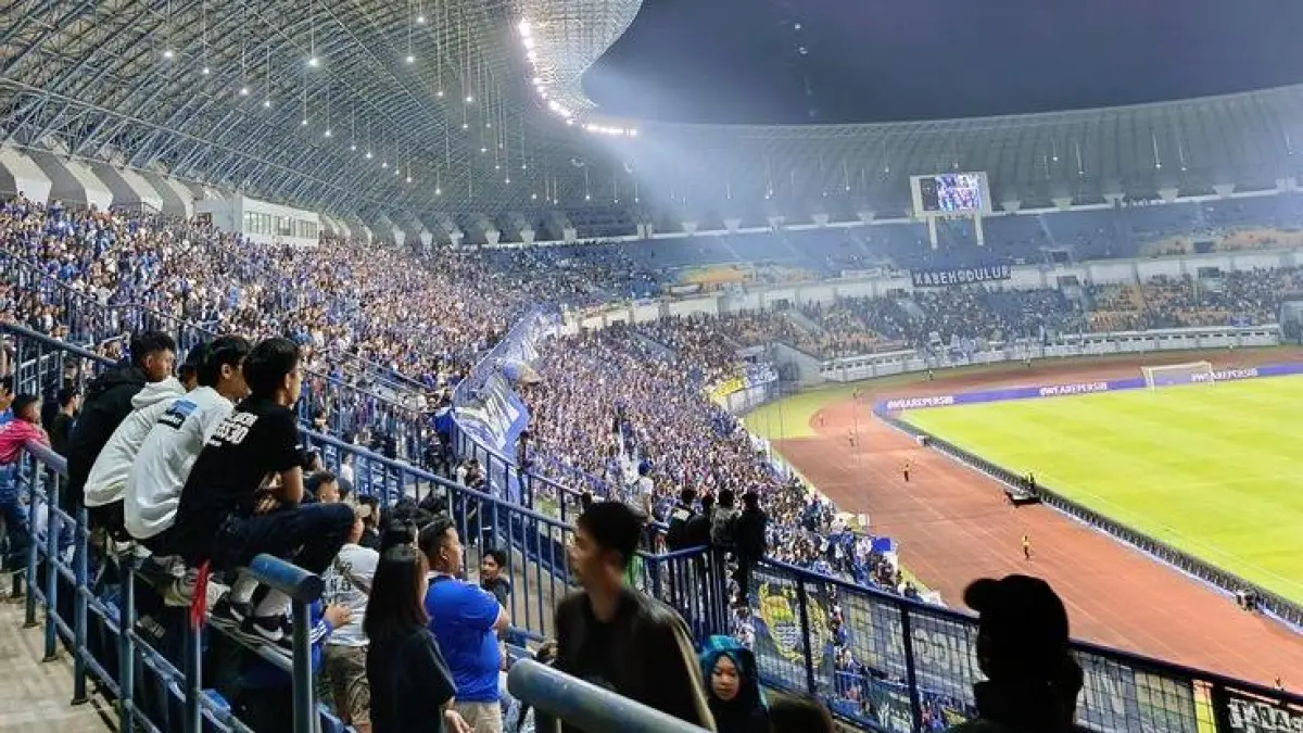 Hasil Liga 1 Indonesia 2026 hari ini, Persib Bandung kokoh di puncak klasemen dan Persija kalah. Simak top skor terbaru.
(Pinterest)