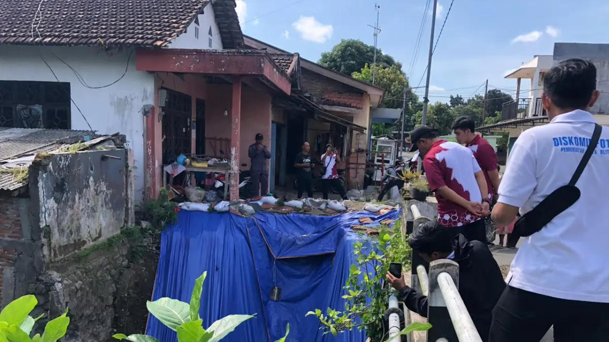 CB TAN/RADAR BLITAR - HARUS BERTAHAP: Wali Kota Blitar Syauqul Muhibbin serta jajaran OPD mengecek kondisi jembatan CR Soekandar yang rusak, Jumat (8/5) lalu.