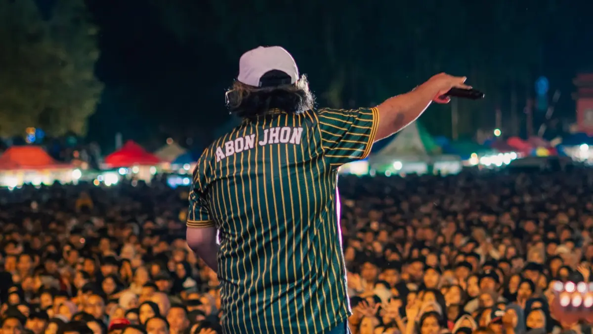 Masyarakat tersihir menikmati single Blitar Rame milik Abon Jhon.(DOK. PRIBADI)