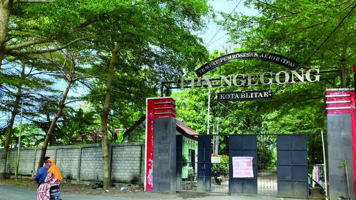 MOCH. LUKI AZHARI/JAWA POS RADAR BLITAR - MULAI OVERLOAD: Suasana pintu masuk TPA Ngegong, Kamis (7/5). Rencana pengadaan insinerator di lokasi ini menjadi polemik antara kebutuhan percepatan penanganan sampah dan kendala regulasi pusat.