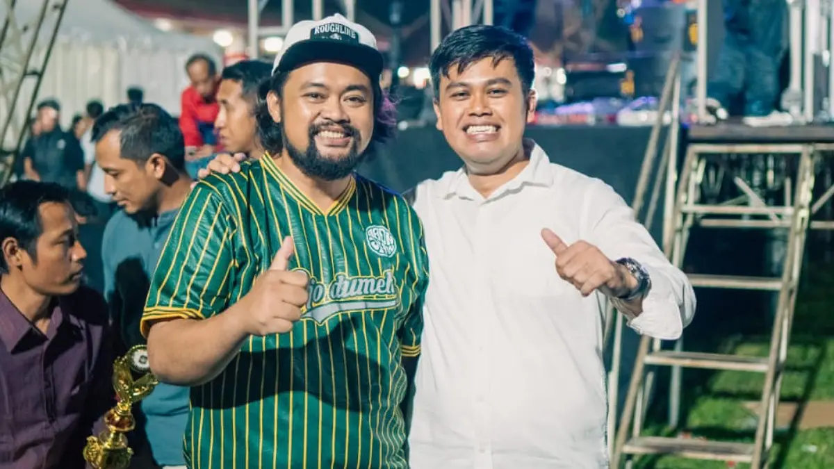Musisi Abon Jhon dan Mas Wali foto bareng usai konser Ultah ke-120 Kota Blitar.(DOK. PRIBADI)