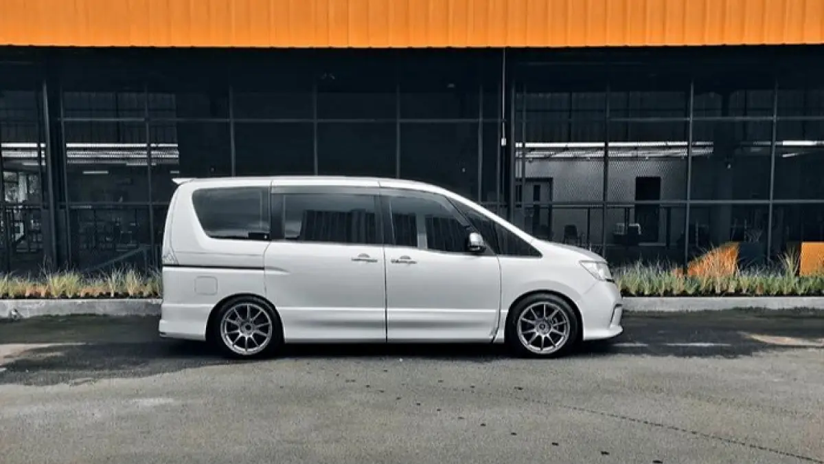 Review Nissan Serena C24 bekas harga Rp70 jutaan, MPV mewah dengan kabin lega dan fitur lengkap untuk keluarga.(Pinterest) 