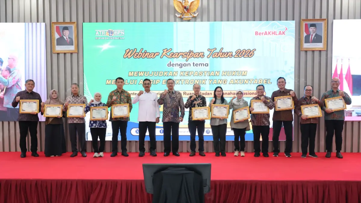 Sekjen Kementerian ATR/BPN beri penghargaan pengelolaan kearsipan terbaik 2025. Dorong transformasi digital dan tertib arsip di seluruh Satker.