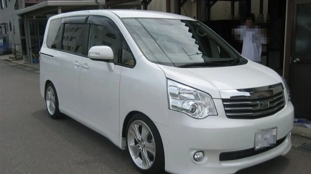 Toyota Nav1 2013 matic dijual Rp135 juta. MPV pintu geser dengan kabin luas ala Alphard ini ramai diburu keluarga.(Pinterest) 