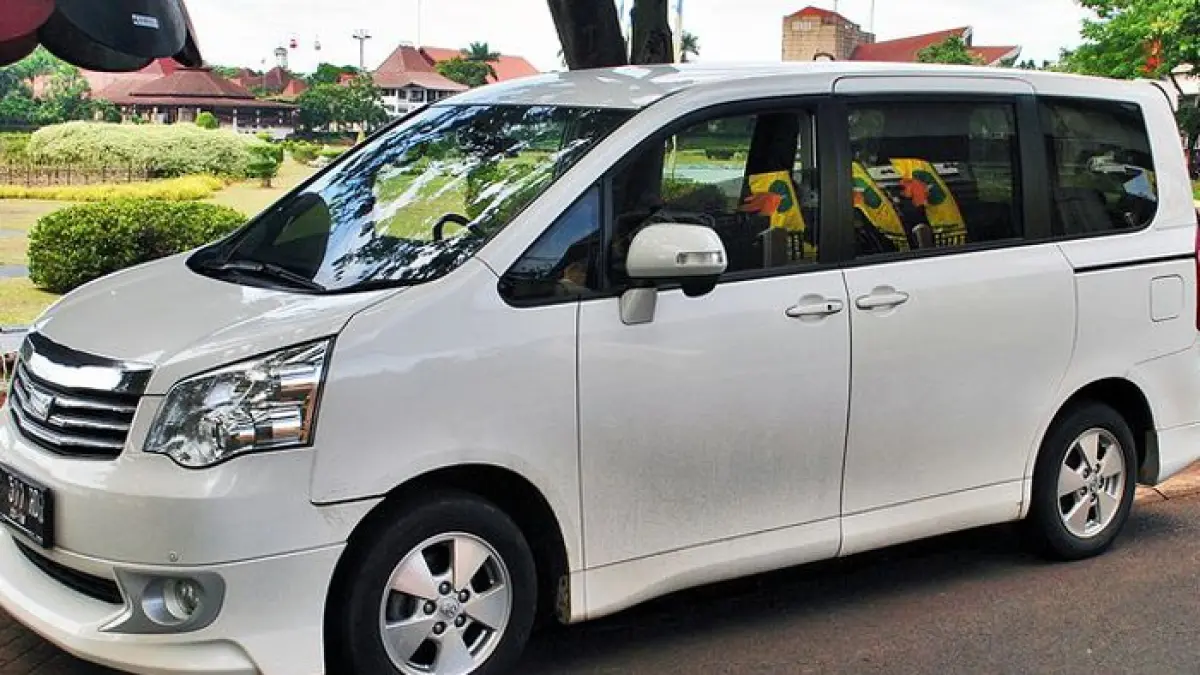 Toyota Nav1 bekas dijual mulai Rp135 jutaan. MPV premium pintu geser ini punya kabin luas dan nyaman ala Alphard. (Pinterest) 