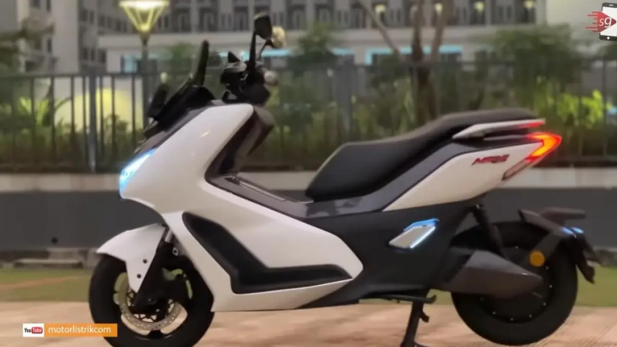 5 sepeda motor listrik premium terbaik 2025 dengan fitur canggih, jarak tempuh hingga 150 km, dan harga mulai Rp17 jutaan.(freepik.com)