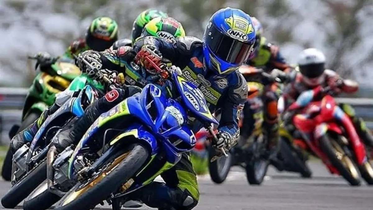 Balap motor 85 CC berlangsung sengit sejak putaran awal, rider Jawa Barat hingga Jakarta saling salip. (Pinterest)