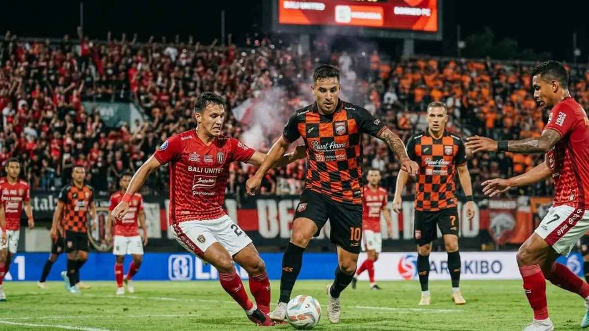 Borneo FC sukses bungkam Bali United 3-2 di Liga 1 2026. Mariano Peralta tampil menggila dan persaingan juara makin panas.