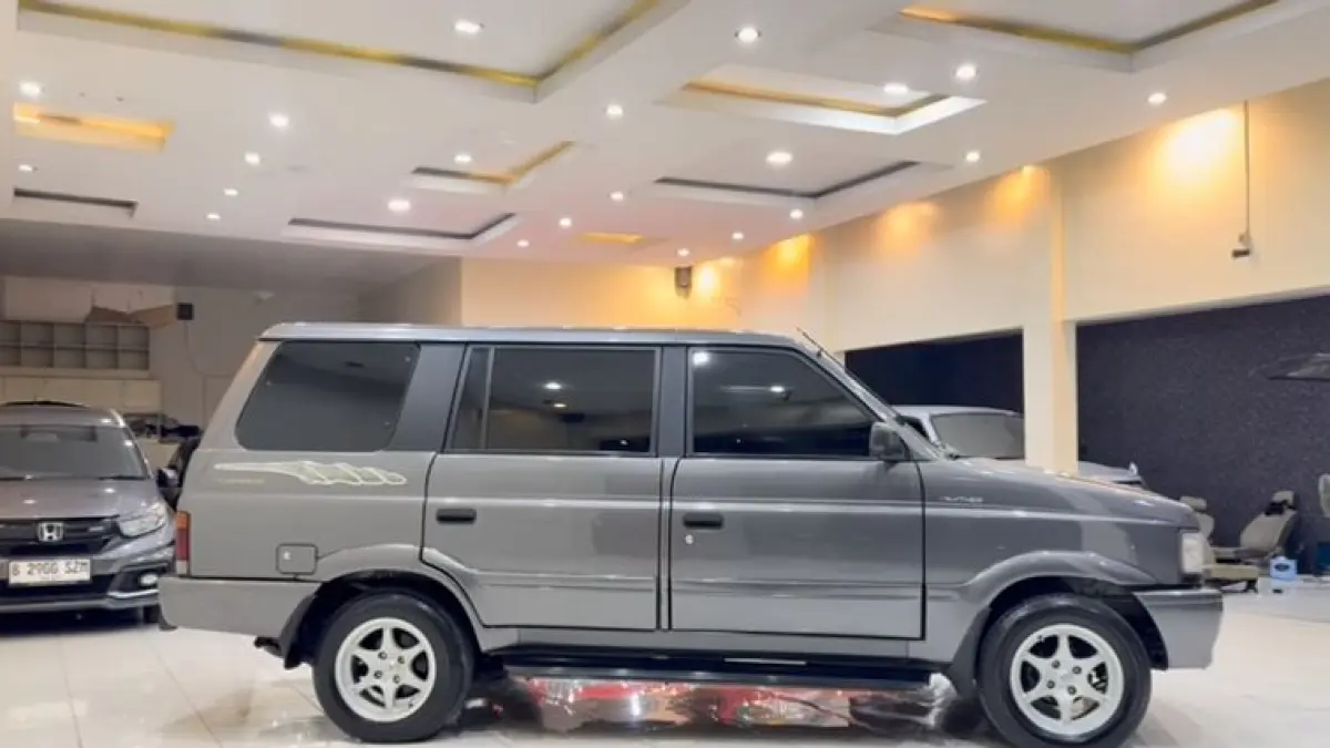 Cari Isuzu Panther New Hi-Grade 1998? Unit full original, pajak 600 ribuan, mesin sehat, dan AC dingin. Harga spesial 99 juta! Cek kondisinya di sini.(Screenshot Youtube)