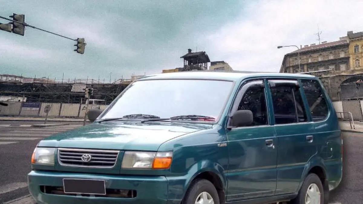 Cari Kijang Krista 2002 New Model? Kondisi istimewa, body full kaleng, jok original masih gendut, dan mesin 2.0 EFI halus. Harga 90 juta nego!(Google)