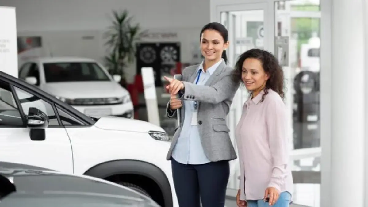 Cek stok mobil bekas murah 2026 di Garasi Banana 8 Bogor. Ada Daihatsu Ayla, Toyota Rush, hingga Corolla antik. Harga mulai 50 jutaan siap pakai!(Freepik)