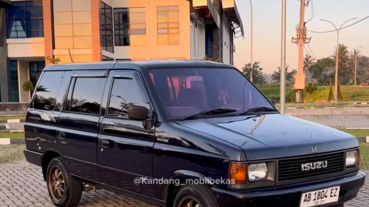 Isuzu Panther High Grade 1994 dijual Rp49 juta saja! Bodi ngaleng, AC dingin, jok beludru orisinal, dan siap pakai. Cek unitnya di Salatiga sekarang!(Screenshot Youtube)