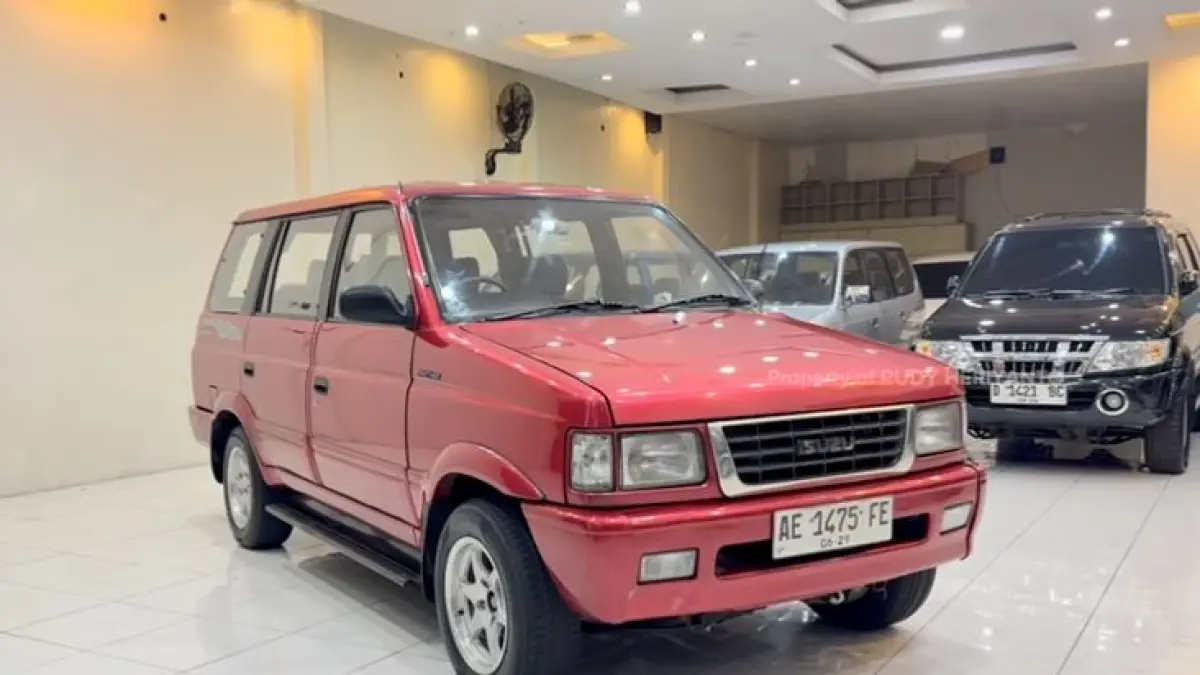 Isuzu Panther New Hi-Grade 1999 merah menyala! Kondisi ngaleng, interior orisinal, AC double blower dingin pol. Harga 100 juta siap luar kota!(Screenshot Youtube)