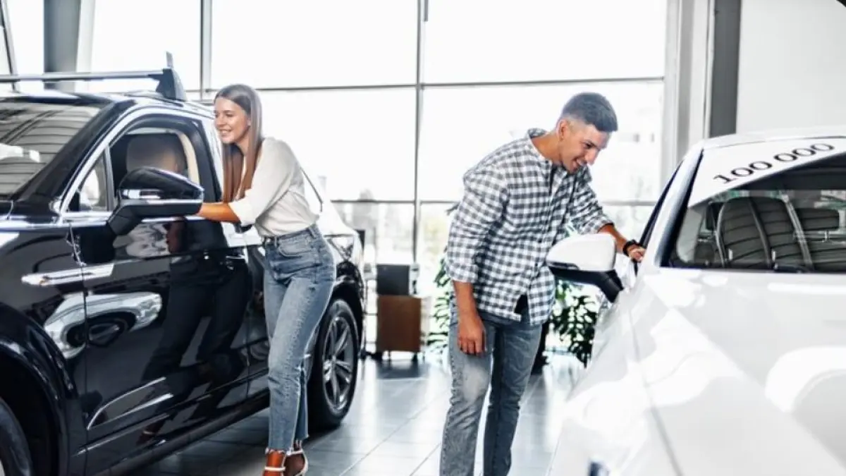 Mobil bekas murah di bawah Rp100 juta yang minim penyakit, dari Avanza hingga Honda Jazz masih layak dibeli.(freepik.com)