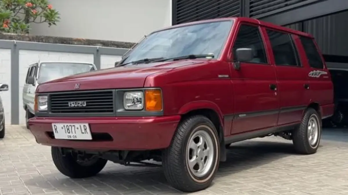 Nostalgia Isuzu Panther generasi pertama High Grade! Mesin diesel C223 legendaris yang super irit, suspensi empuk bak sofa, dan harga kolektor. Cek di sini!(Screenshot Youtube)