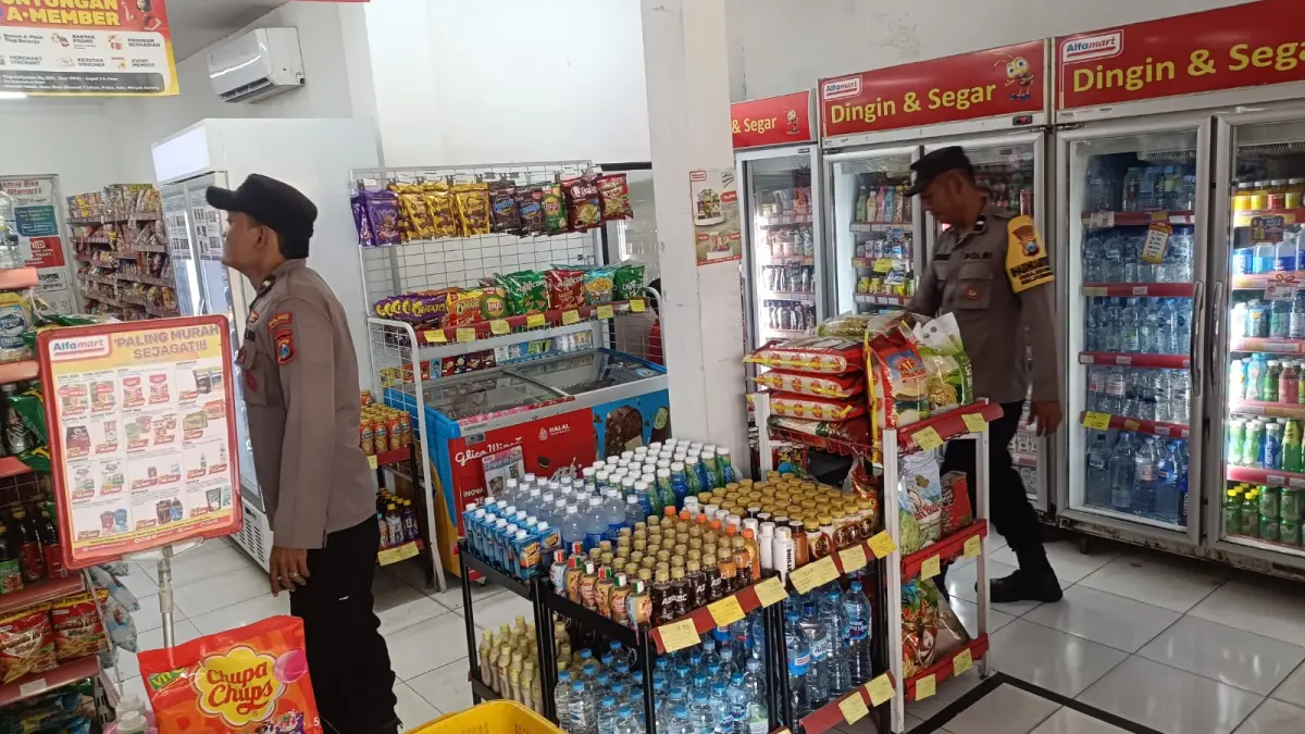 POLSEK PONGGOK UNTUK RADAR BLITAR
ANTISIPASI: Polisi patroli di salah satu toko modern di Kecamatan Ponggok untuk mengantisipasi peredaran uang palsu yang marak beberapa bulan terakhir.