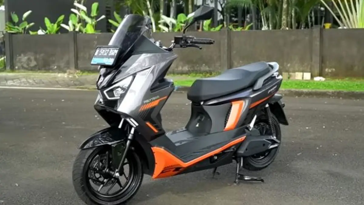 Polytron Fox 350 hadir dengan harga 13 jutaan! Cek fitur Regenerative Brake, HSA, dan jarak tempuh 136 km suksesor Fox R yang makin canggih di sini.(Screenshot Youtube)
