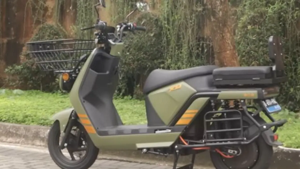 S Moto X9 motor listrik khusus kurir! Punya 4 shockbreaker, torsi 125 Nm, & baterai semi solid state 120 KM. Cek spesifikasi lengkapnya di sini!(Screenshot Youtube)