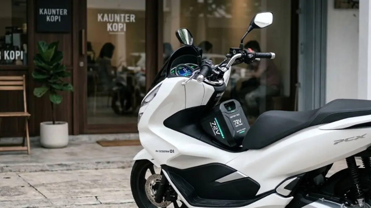 Spesifikasi Polytron Fox Air hadir dengan jarak tempuh 130 km, fitur modern, dan desain premium ala big matic. (Ilustrasi Gemini AI)