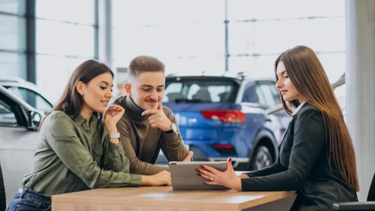 Tips beli mobil bekas irit dan minim masalah, pilih mesin injeksi dan dual VVT-i agar BBM lebih hemat dan nyaman.(freepik.com)