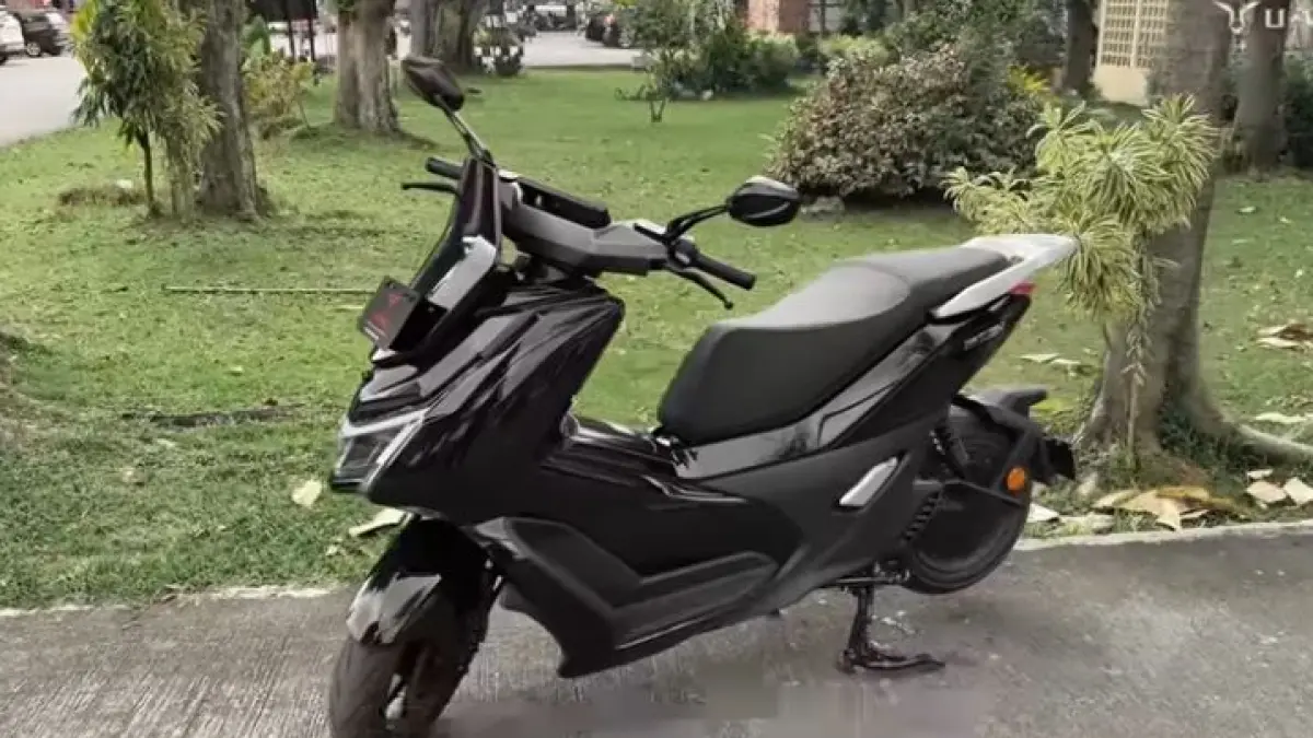 Uwinfly M135 resmi rilis! Jarak tempuh 180 KM, top speed 105 KM/jam, harga cuma 21 jutaan & baterai hak milik. Cek spesifikasi lengkapnya di sini!(Screenshot Youtube)
