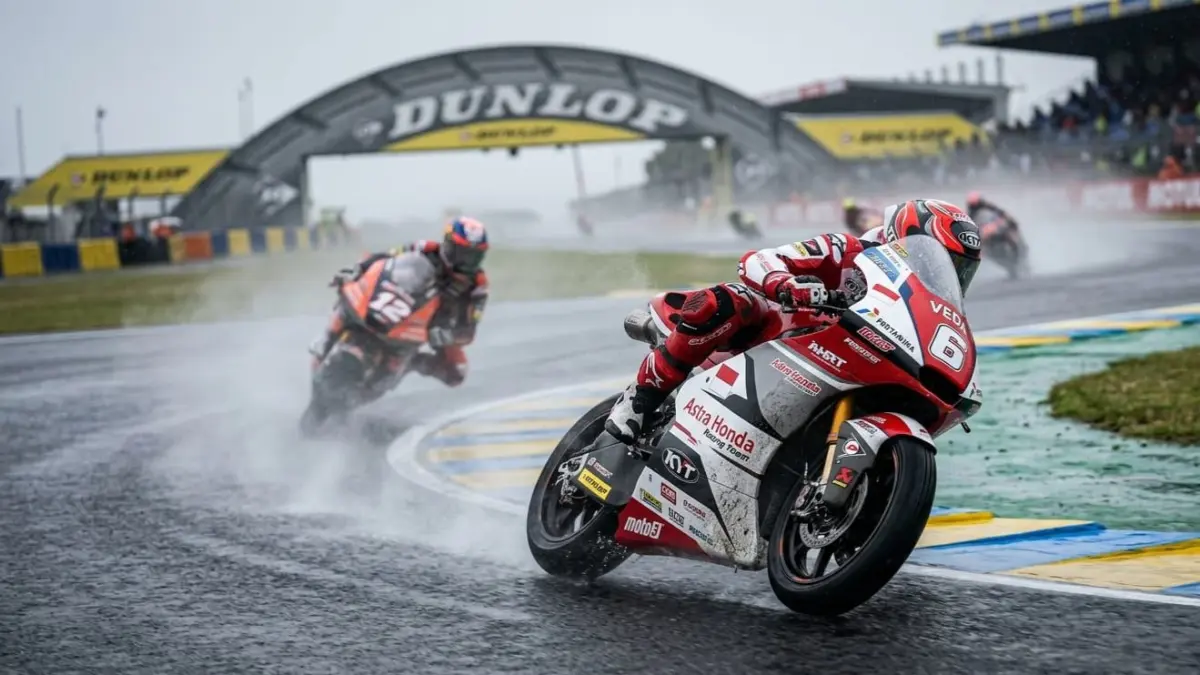 Veda Ega Pratama finis keempat di Moto3 Le Mans 2026 usai tampil impresif dalam kondisi trek hujan ekstrem.