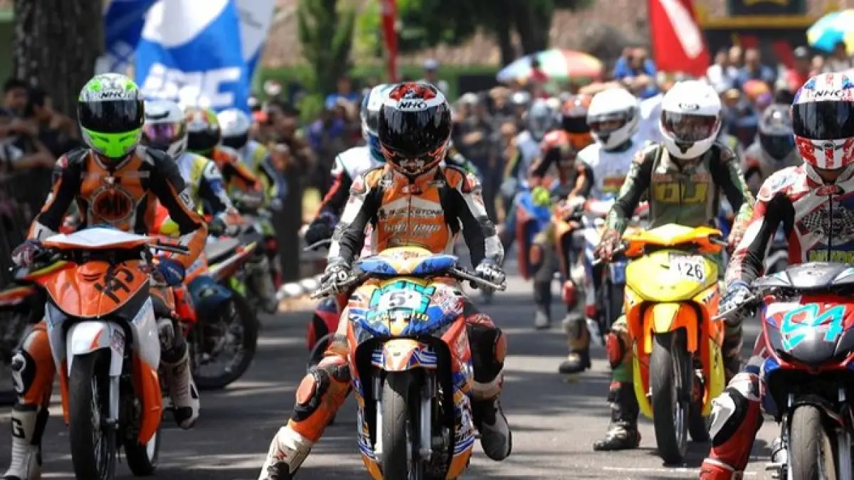 Video balap motor 85 CC viral usai rider muda tampil agresif dan saling salip di lintasan panas. (Pinterest)