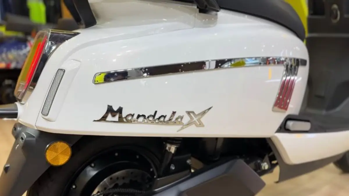 Volta Mandala X hadir dengan harga 20 jutaan! Jarak tempuh 150 km, fitur NFC canggih, dan desain skuter retro yang elegan. Cek spesifikasinya sekarang!(Screenshot Youtube)