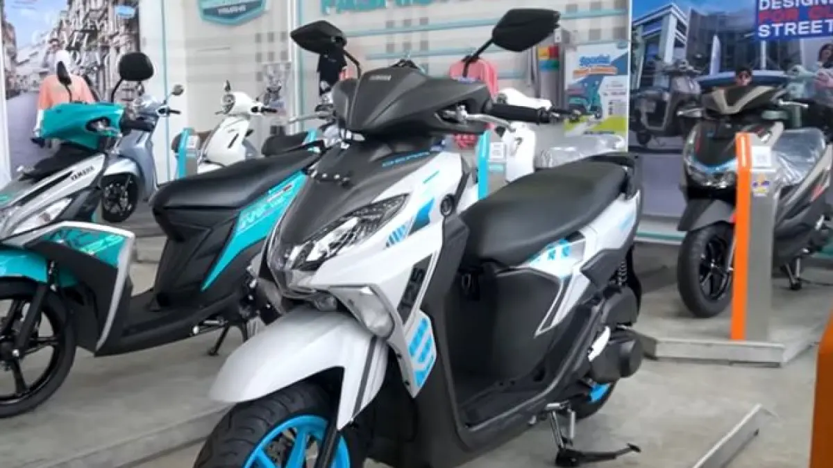 Yamaha Gear Ultima 2026 kini hadir dengan varian Smart Key & warna Solid yang keren! Skutik 125cc Hybrid irit, harga 18 jutaan. Cek spesifikasinya di sini!(Screenshot Youtube)