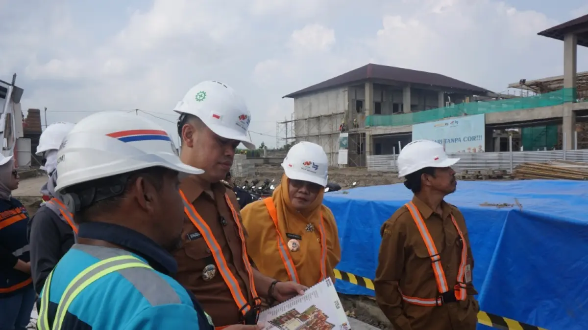 Riftanta Yuna Fellanda untuk radar blitar
KEJAR TARGET: Wali Kota Blitar Syauqul Muhibbin, bersama Plt Sekda, dan Kadinsos mengecek progress pembangunan SR Kota Blitar kemarin (12/5). 