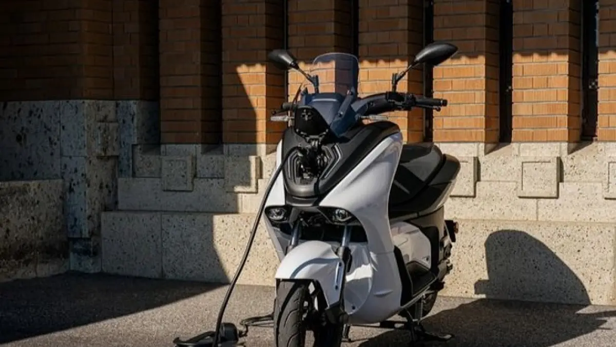 Yamaha E01 motor listrik hadir sebagai skuter maxi futuristis dengan fitur canggih, 3 mode berkendara, dan jarak tempuh 104 km