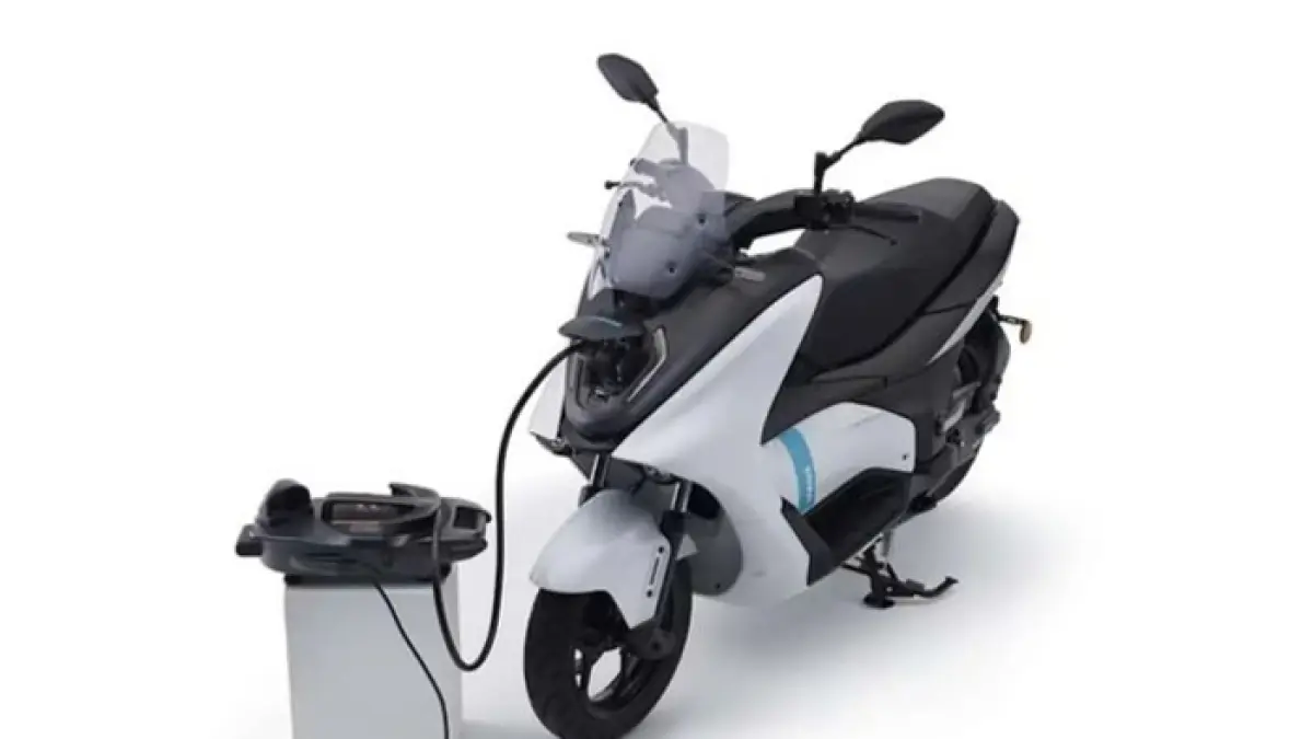 Yamaha E01 motor listrik skuter maxi futuristis dengan fitur canggih, jarak tempuh 104 km, dan teknologi modern