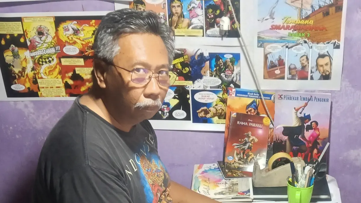Fajar Rahmad/radar blitar
BERTAHAN: Kukuh Andri tetap setia membuat komik dengan gaya manual. 
