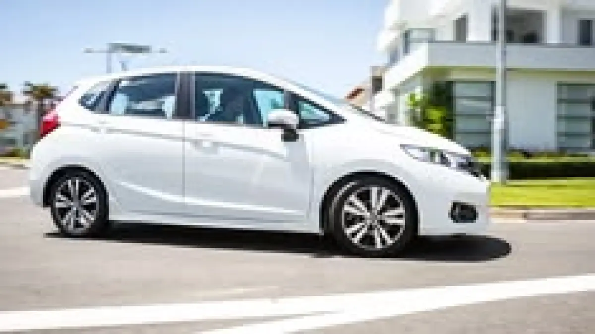 Honda Jazz VTEC 2006 bekas masih jadi city car favorit berkat desain sporty, kabin lega, dan fitur Ultra Seat yang praktis. (Pinterest.com)