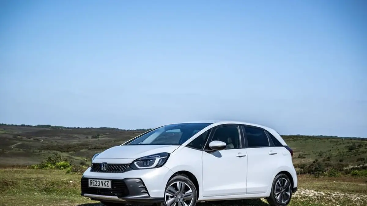 Mobil bekas Rp50 jutaan terbaik 2025 masih diburu. Ada Avanza, Honda Jazz hingga Nissan March yang irit dan mudah dirawat.