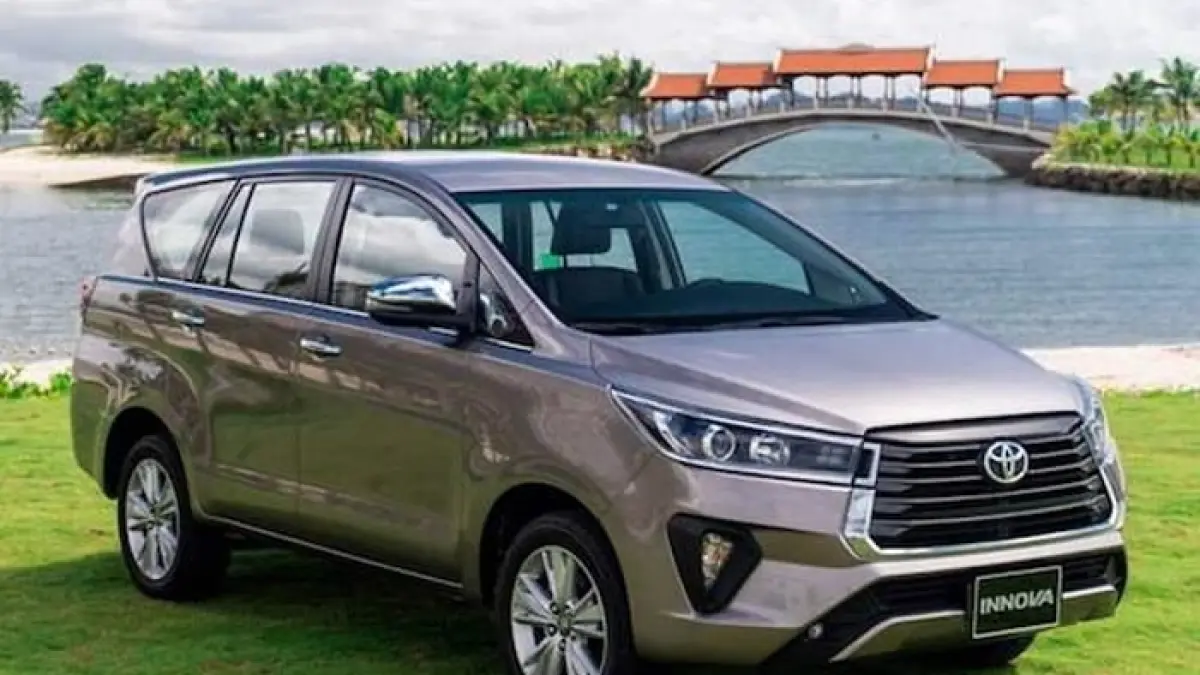 MPV premium bekas harga Rp100 jutaan seperti Kijang Innova, Honda Odyssey, hingga Mazda Biante masih sangat layak dibeli.(Gemini AI)