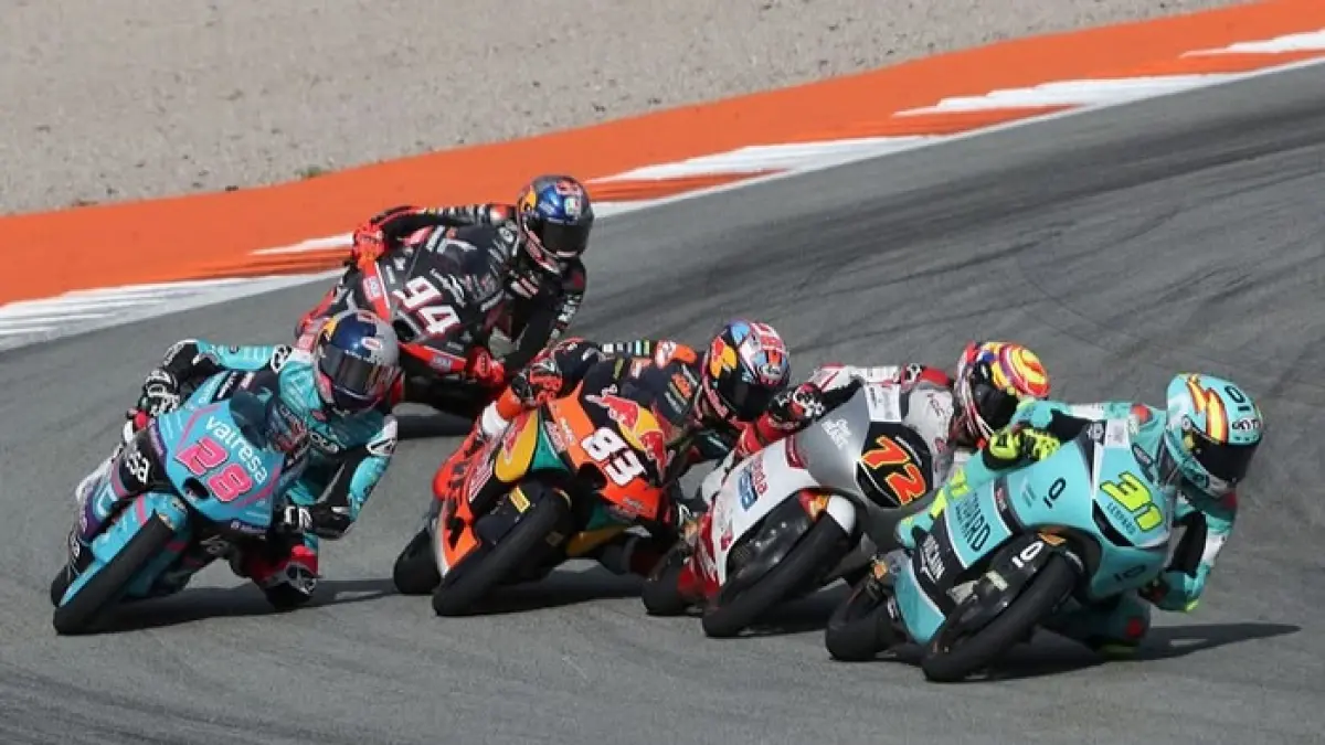 Veda Ega Pratama bikin sensasi di Moto3 Jerez 2026 usai start posisi 17 dan finis keenam dramatis. (Pinterest)