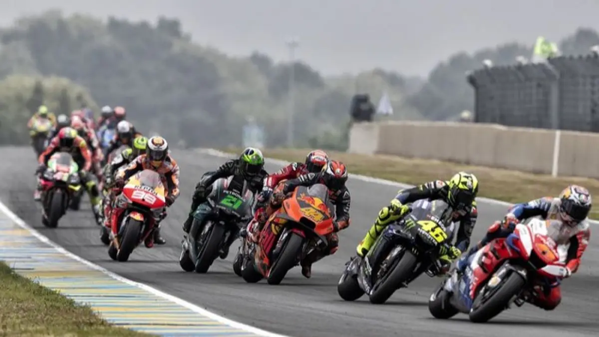 Veda Ega Pratama tampil ganas di Moto3 Le Mans dan sukses mencuri perhatian Marc Marquez serta KTM. (Pinterest)