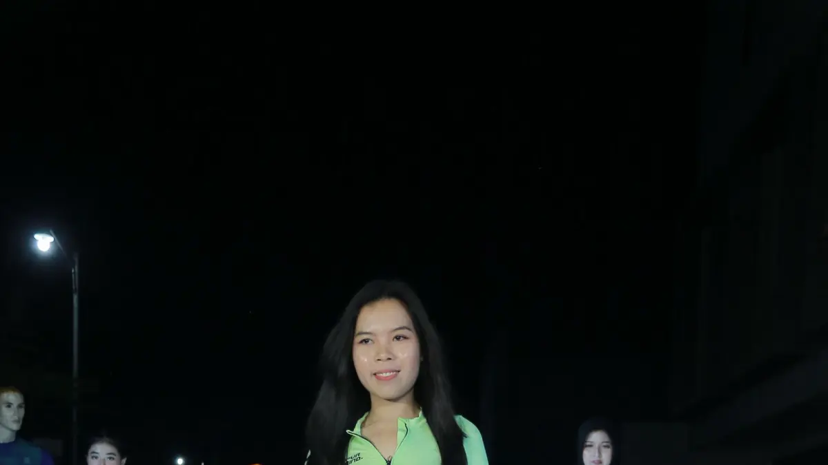 Di balik sorot lampu panggung dan langkah anggun di atas runway, ada perjalanan panjang yang tidak selalu dimulai dari mimpi masa kecil. 