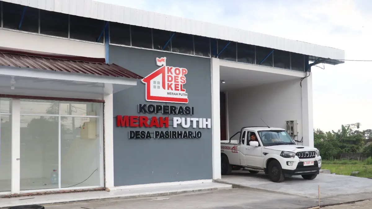 FAJAR RAHMAD AW/RADAR BLITAR

SUDAH BERES: KDMP Desa Pasirharjo di Kecamatan Talun sudah siap beroperasi. Kendaraan pendukung sudah terparkir. 