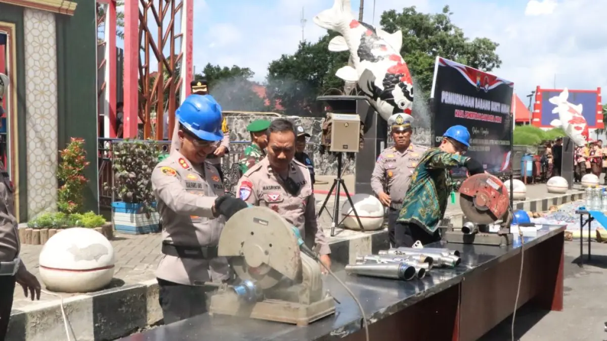 GANGGU KENYAMANAN: Polisi menghancurkan knalpot brong hasil razia setiap minggu. 