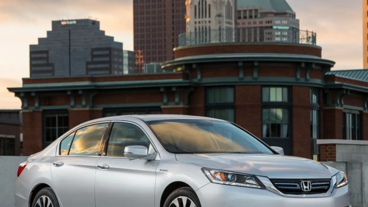 Honda Accord VTiL 2010 dijual mulai Rp119 juta. Sedan premium bekas ini masih mulus, fitur lengkap, dan tampil mewah (Pinterest).