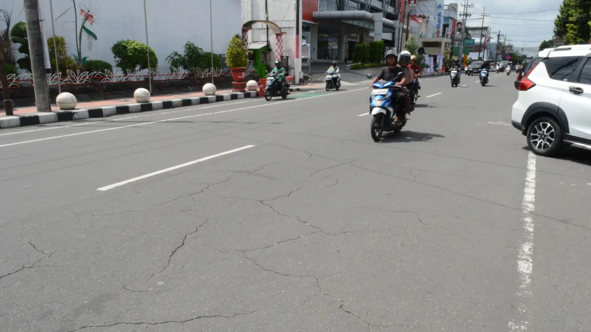Kondisi Jalan Merdeka Kota Blitar mulai mengalami retak dan pecah di sejumlah titik.