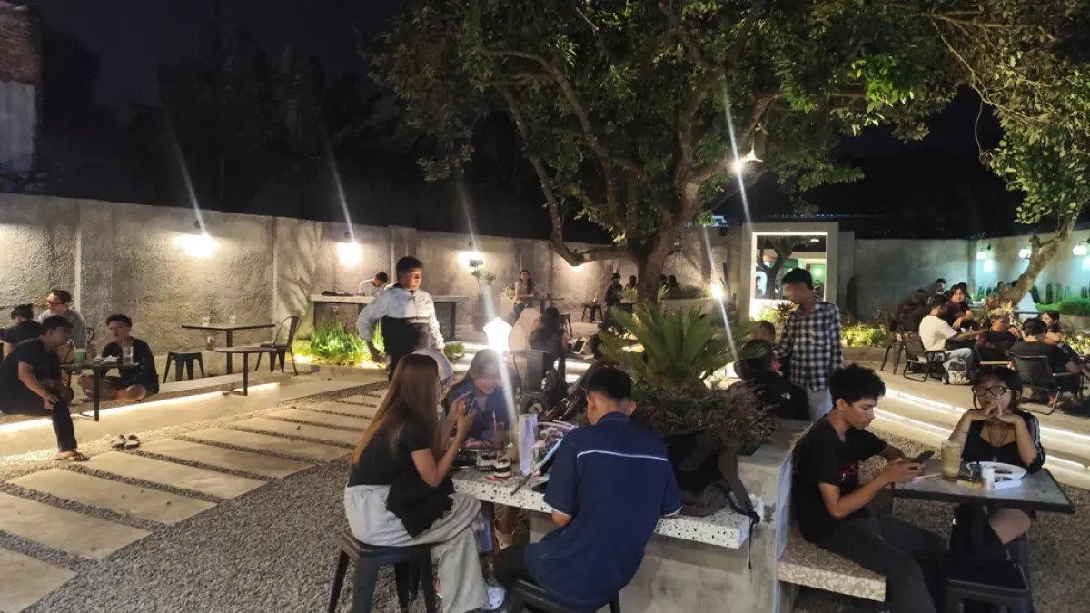 Sejumlah pengunjung menikmati menu Nostimos Coffe.