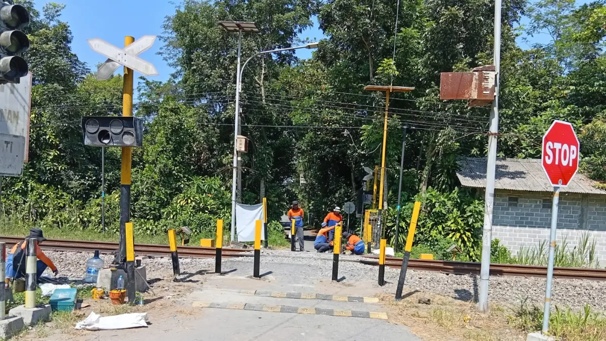 Tanpa penjagaan dan rawan kecelakaan membuat KAI Daop 7 Madiun kembali melakukan normalisasi dua perlintasan sebidang di Desa Kendalrejo, Kecamatan Talun, Rabu (14/5). 