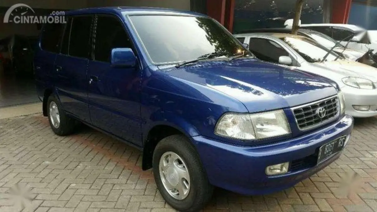 Toyota Kijang LGX dan Kijang Krista 2003 dijual murah mulai Rp72 jutaan. Selisih tipis, pilih matik atau sporty? (Pinterest)